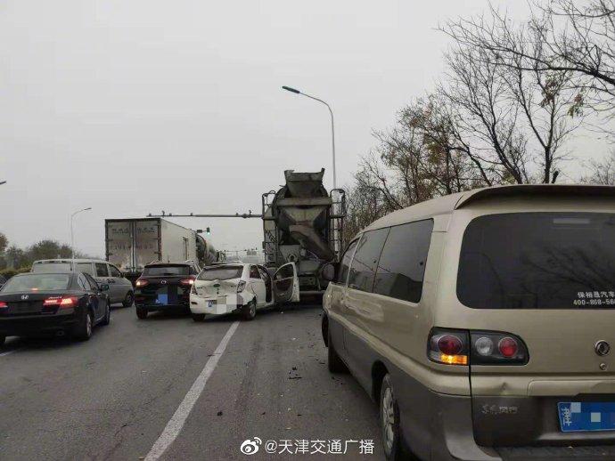 搅拌车压扁小轿车，驾驶员仅受轻伤