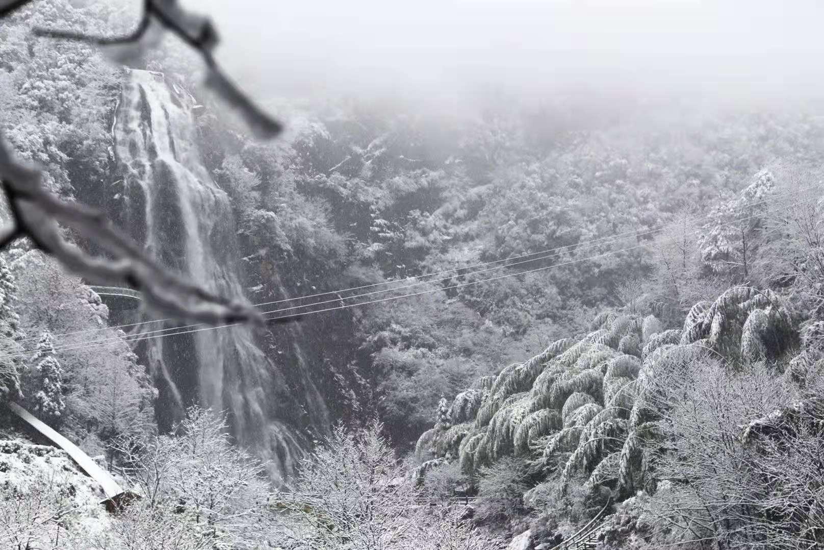 欣赏雪景，滑雪，堆雪人，品尝热茶，观看电视