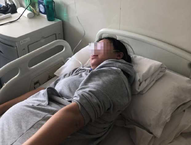 孕32周女子被丈夫踢肚，阻止刷礼物引发冲突