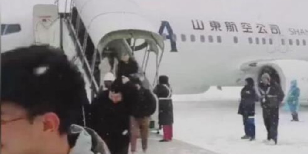 山东航空一航班在大雪天气中硬核飞行，提前抵达目的地。