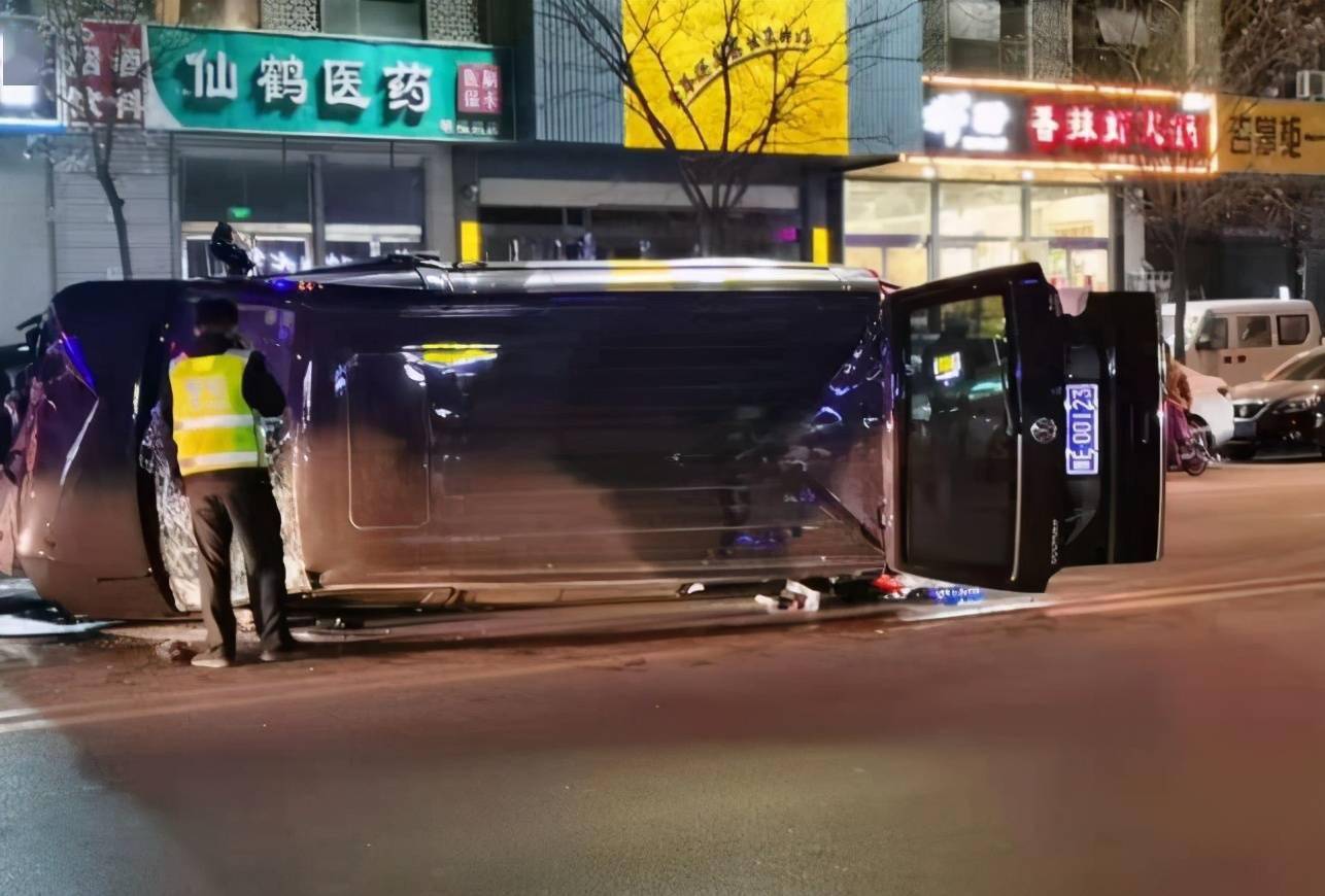 警方通报，私家车追尾客车事故原因及后续处理措施详解