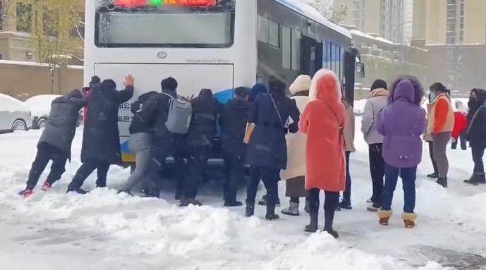 鹤岗破纪录暴雪，乘客雪中推公交的壮观景象