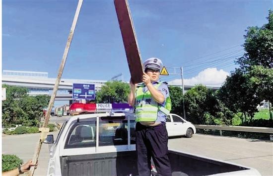 外卖骑手深夜接到100元打赏订单，送餐过程中察觉异样果断报警