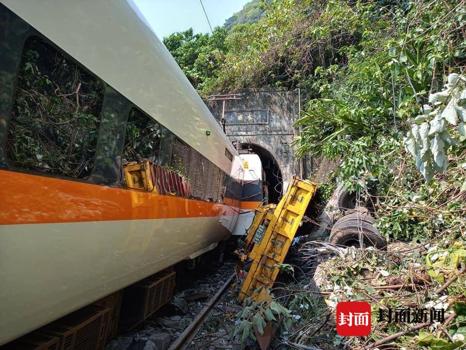 列车遭吊臂撞击，乘客发出声音