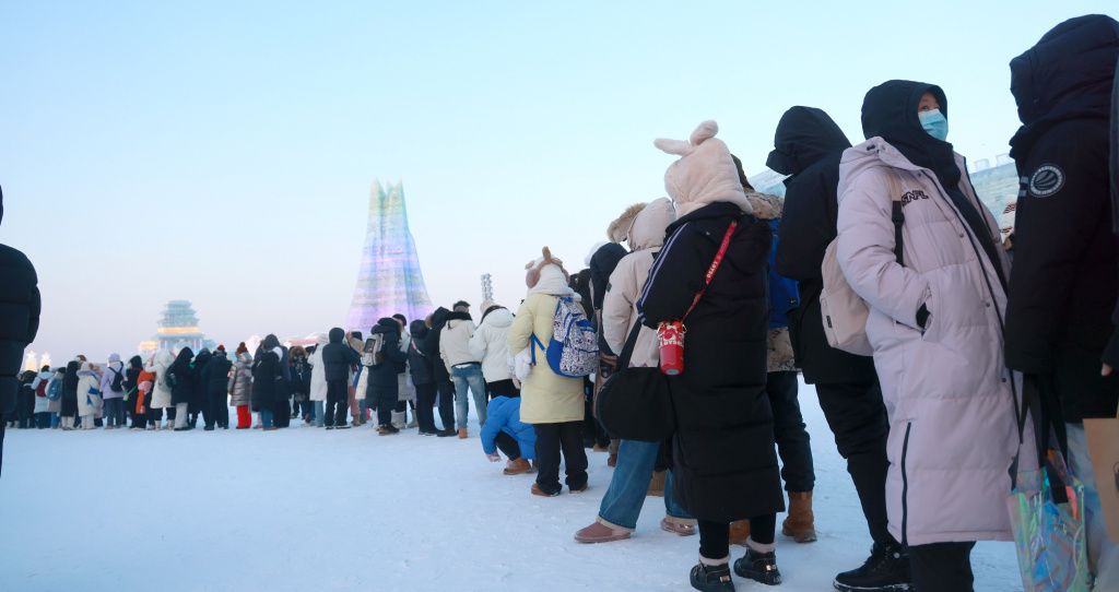 冰雪大世界，贪吃蛇般的游客队伍