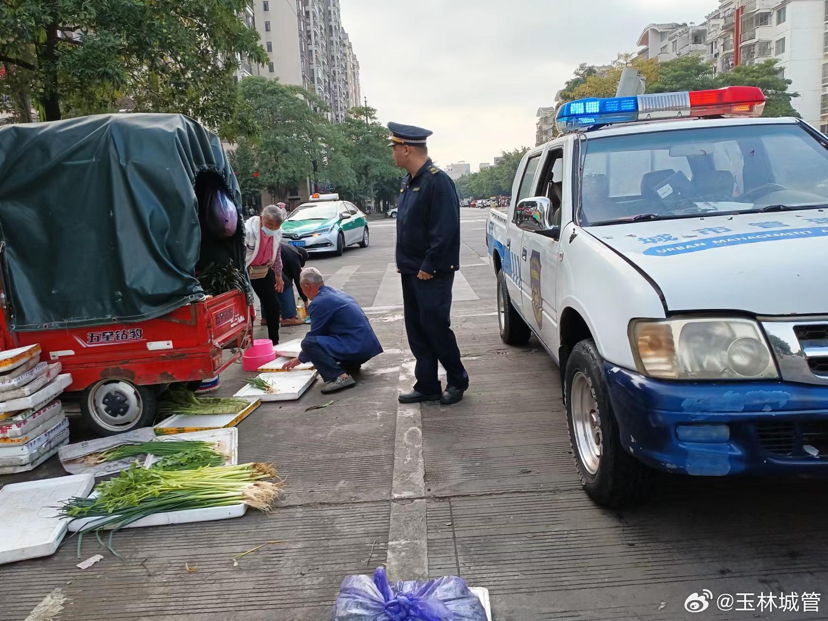 摊贩闯卡撞上执法车，网友热议不遵守交通规则与执法不当行为