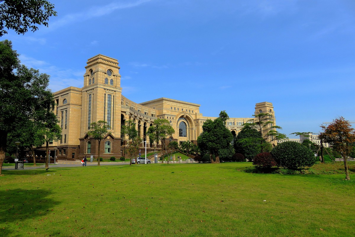 复旦大学，历史底蕴与现代风采的交汇点